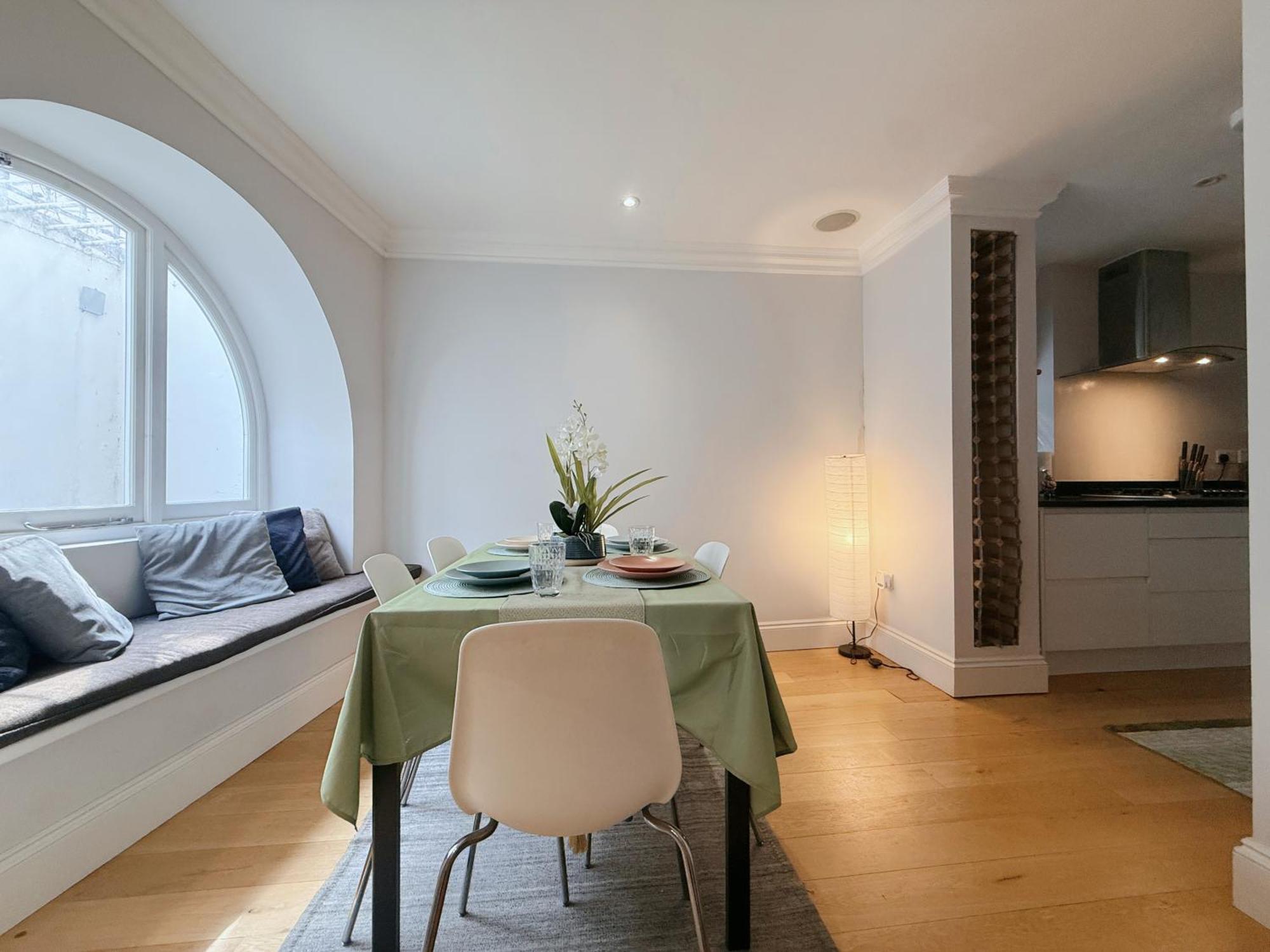 Spacious And Cosy 3brs 5f House In Heart Of London