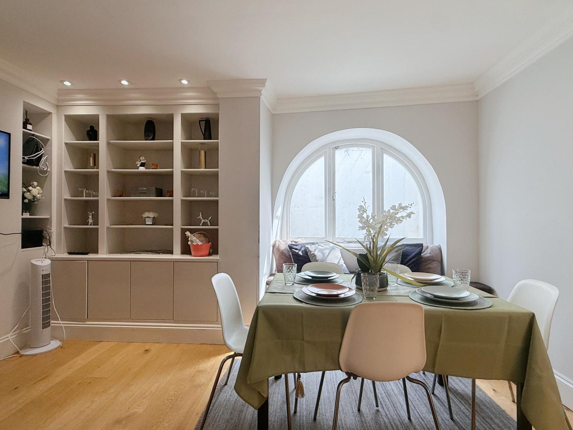 Spacious And Cosy 3brs 5f House In Heart Of Villa London