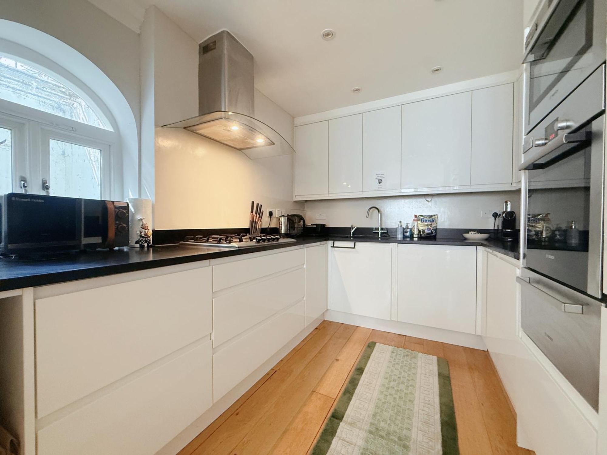 Spacious And Cosy 3brs 5f House In Heart Of London