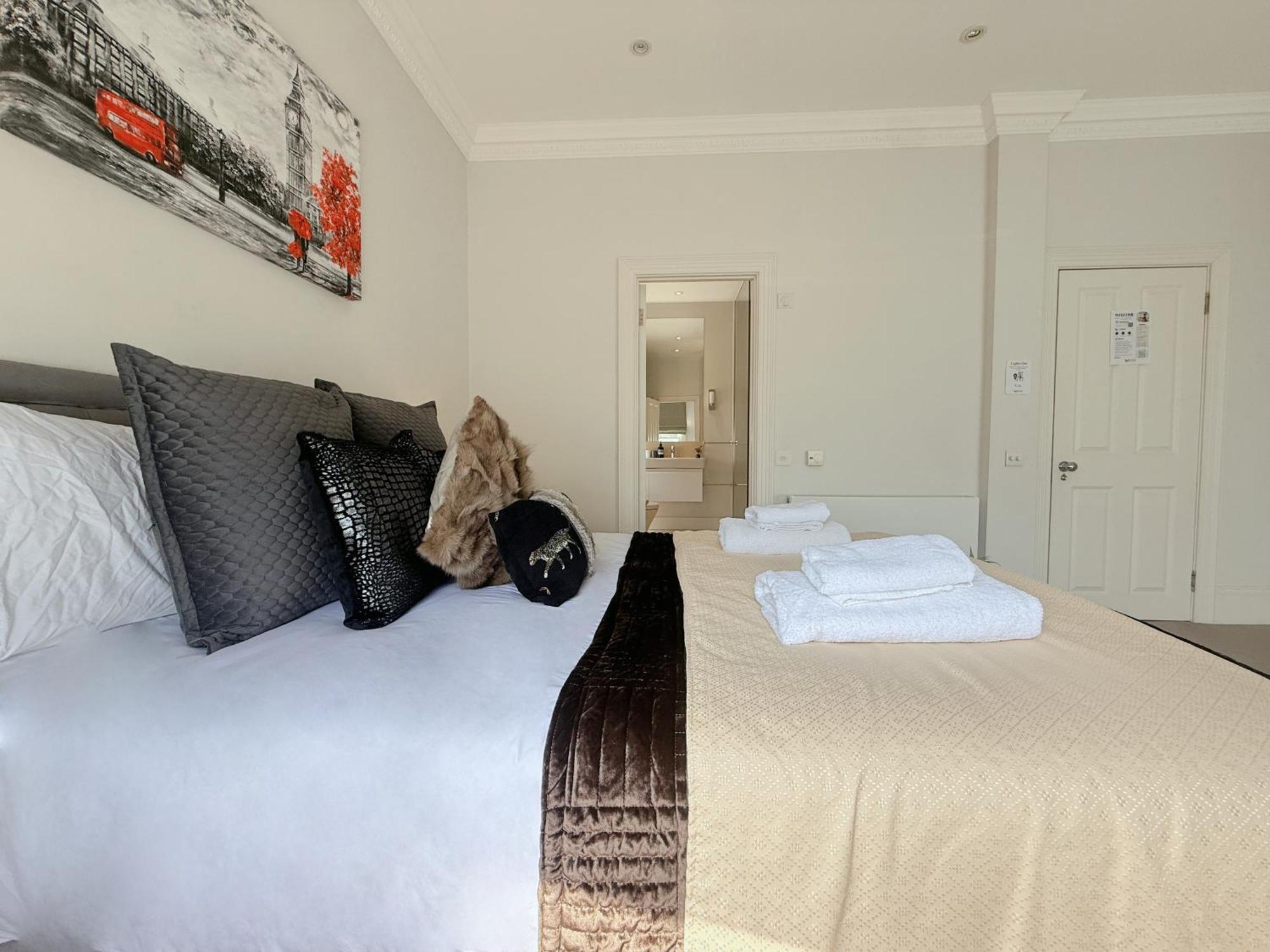 Spacious And Cosy 3brs 5f House In Heart Of Villa *