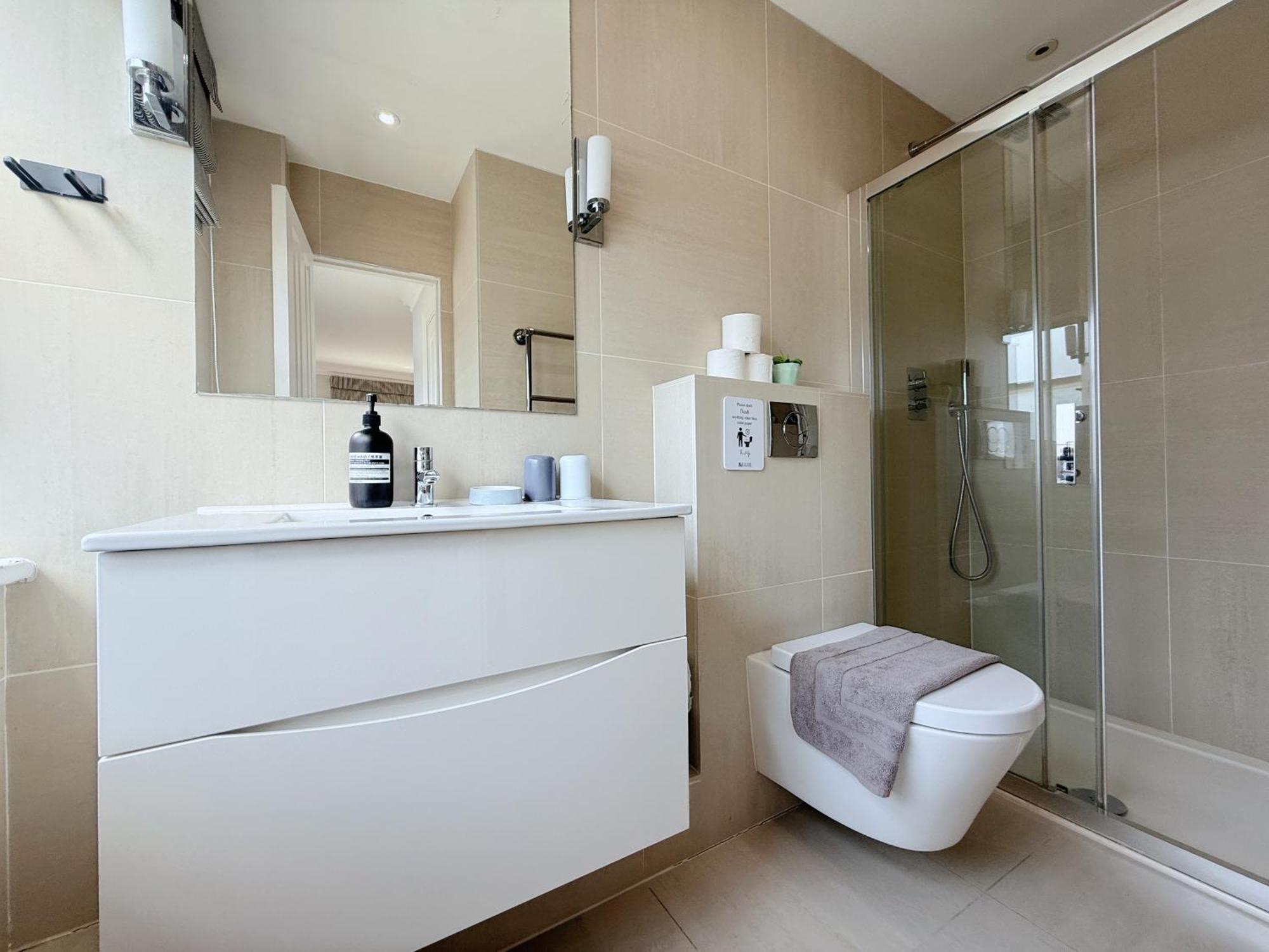Spacious And Cosy 3brs 5f House In Heart Of