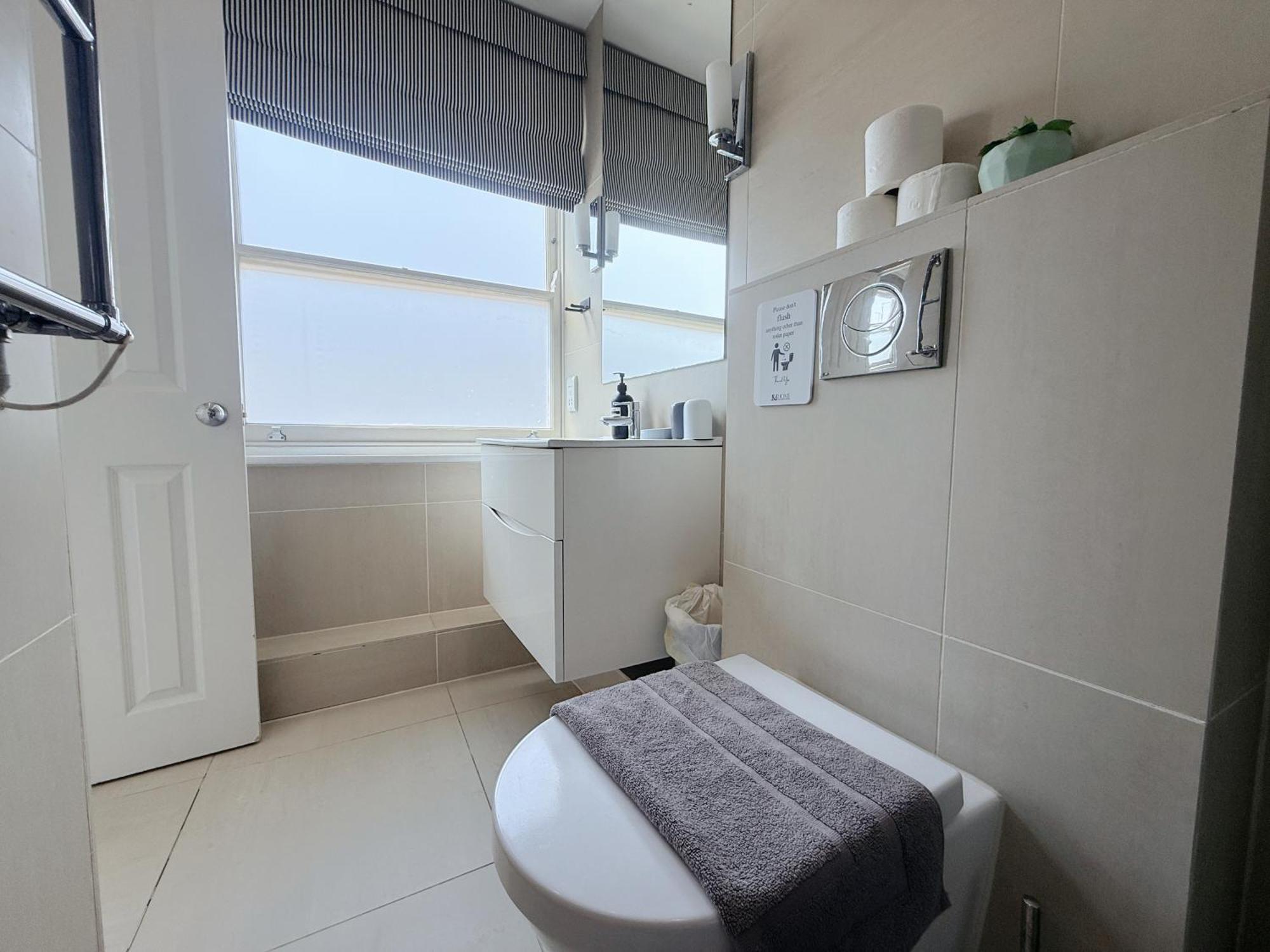 Spacious And Cosy 3brs 5f House In Heart Of Villa London