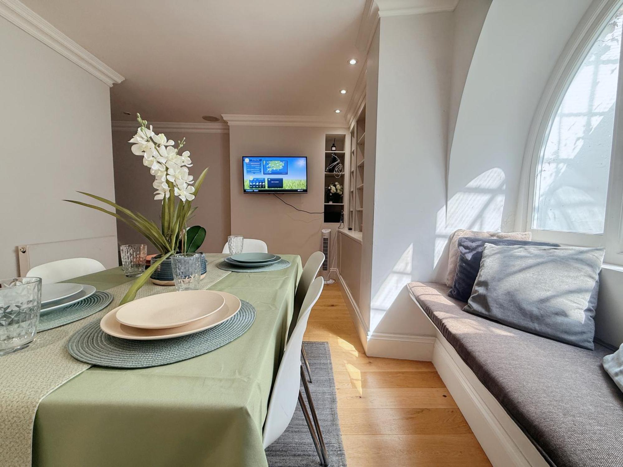 Spacious And Cosy 3brs 5f House In Heart Of *