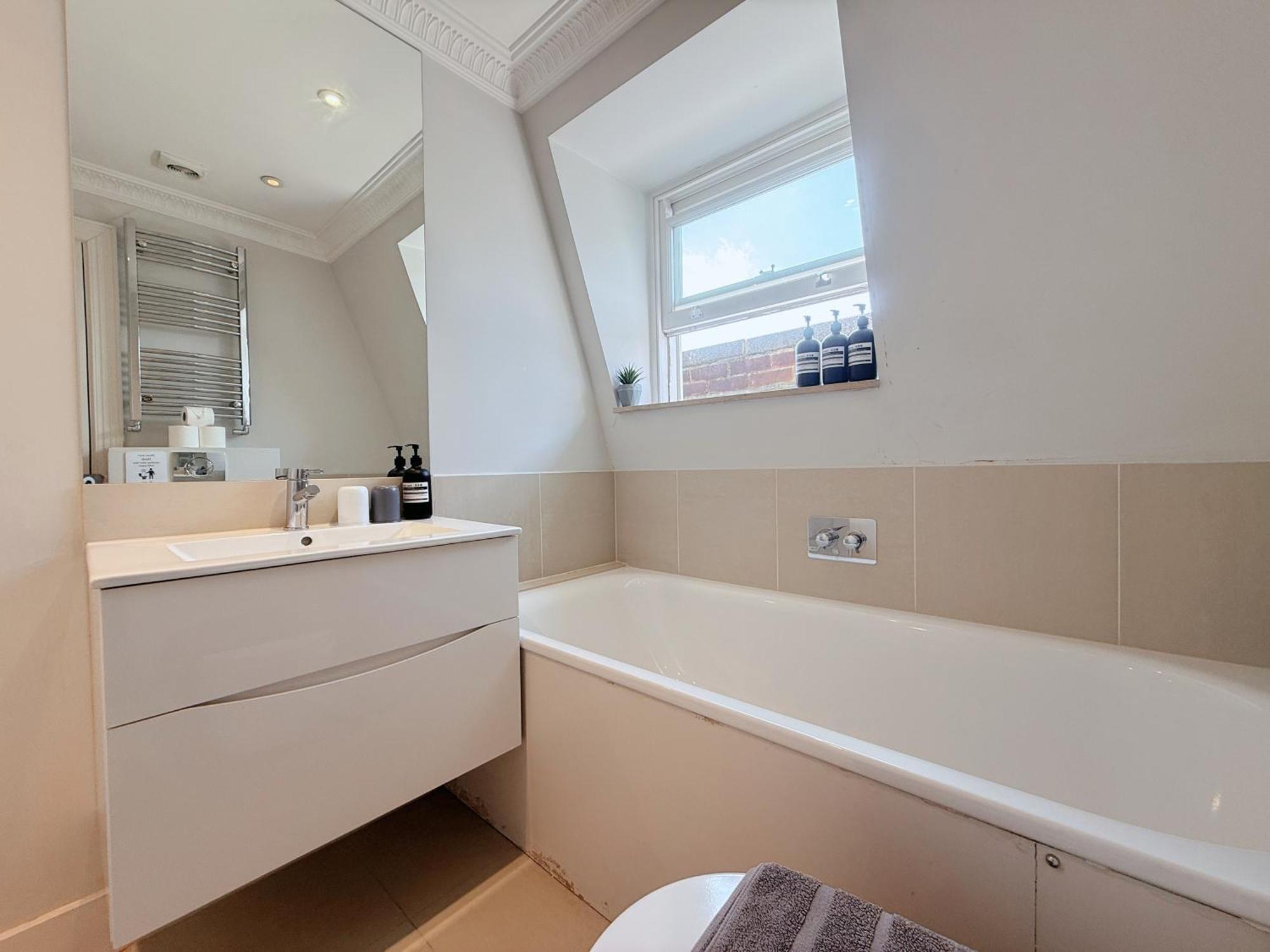 Spacious And Cosy 3brs 5f House In Heart Of London