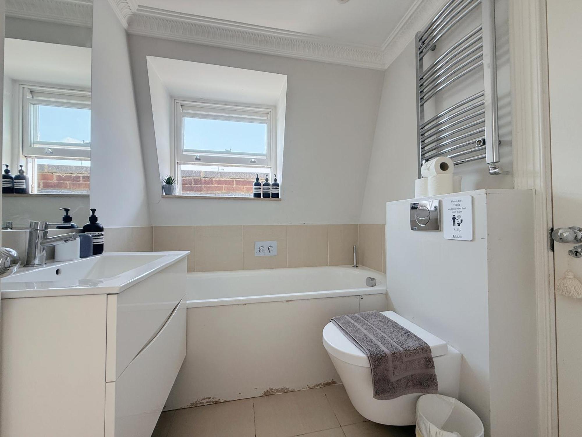 Spacious And Cosy 3brs 5f House In Heart Of