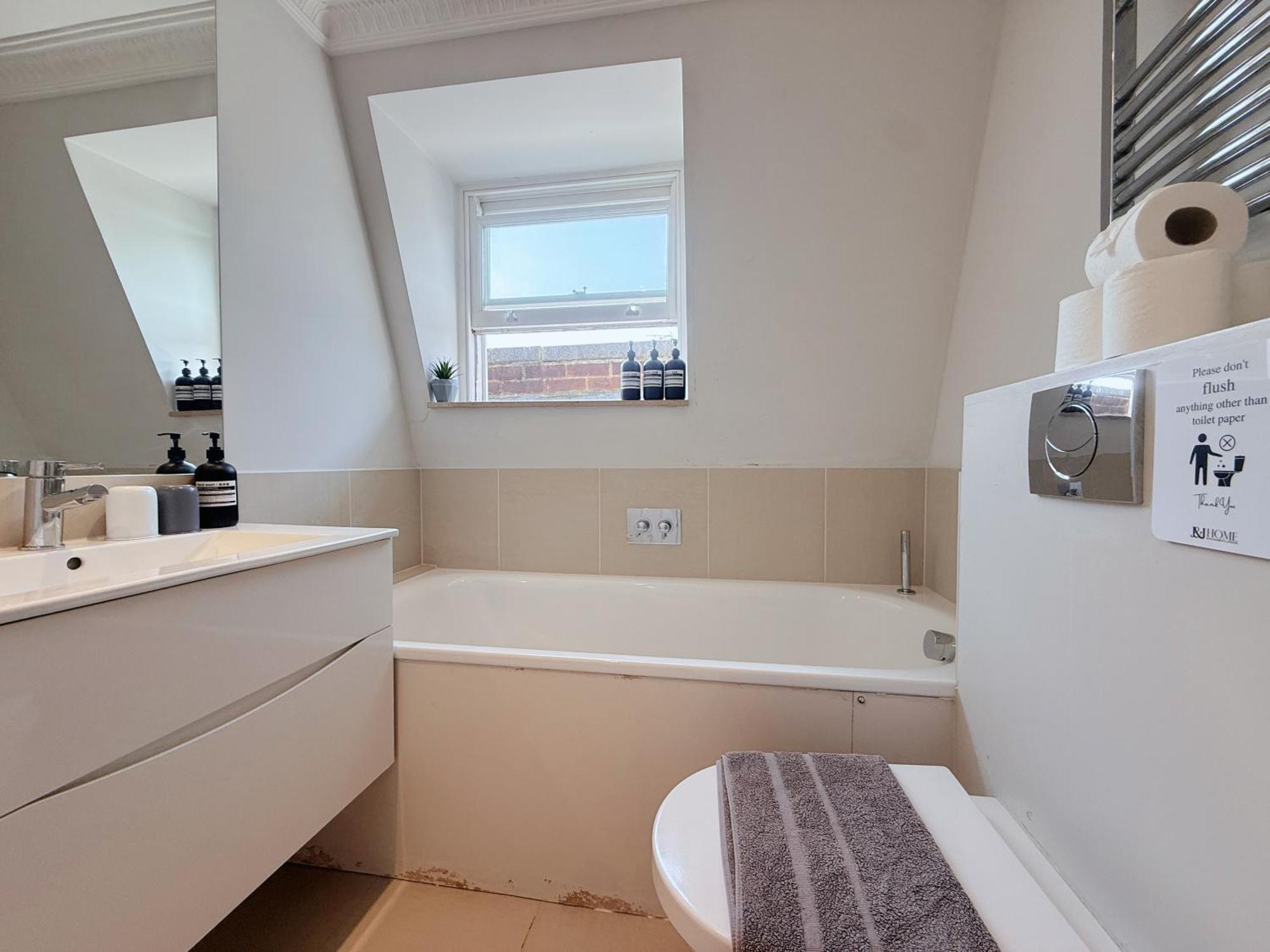 Spacious And Cosy 3brs 5f House In Heart Of