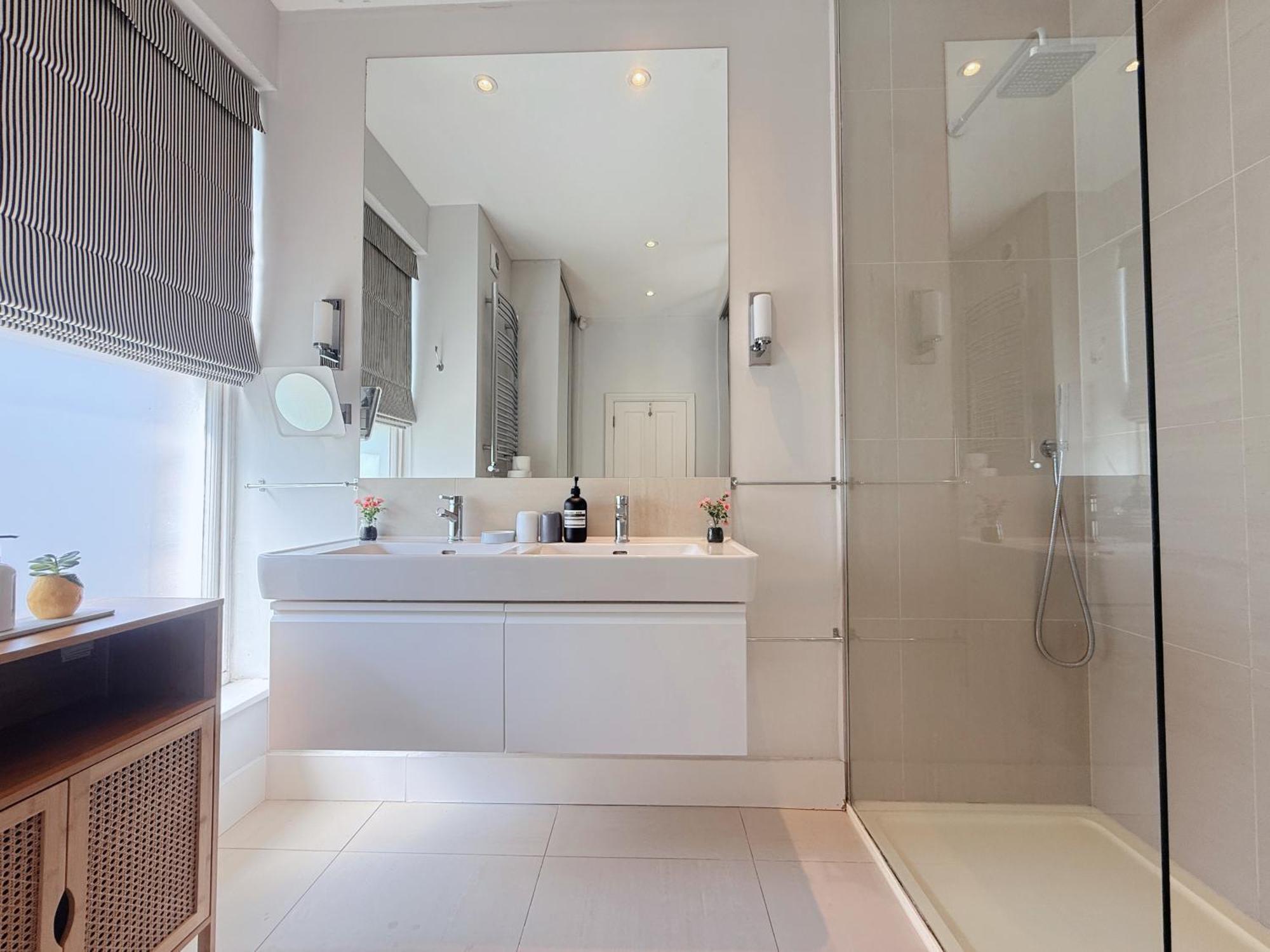 Spacious And Cosy 3brs 5f House In Heart Of