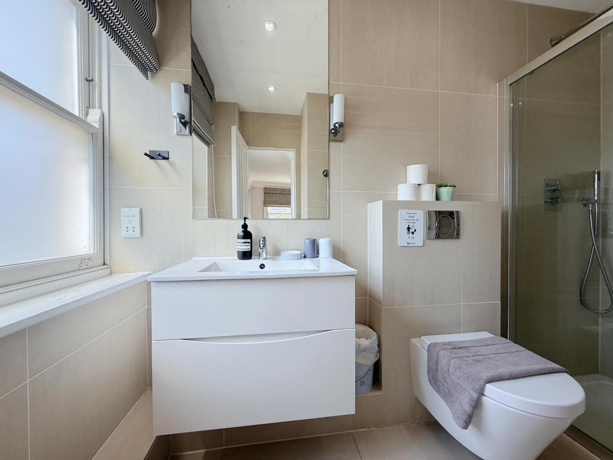 Spacious And Cosy 3brs 5f House In Heart Of